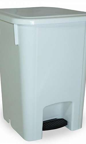 Lixeira branca com pedal Lixeira branca com pedal